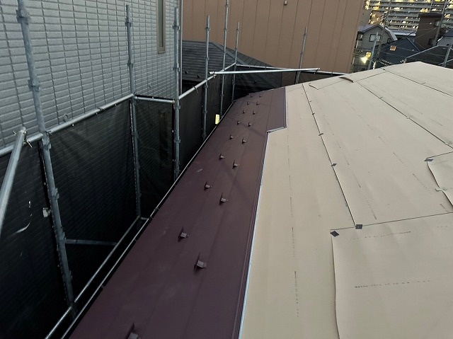 スレート屋根から横暖ルーフを使った屋根カバー工事を行いました！川口市屋根カバー工事　横暖ルーフαｓ　ニチハ　センタールーフ　スレートボロボロ　ガルバリウム鋼板　
